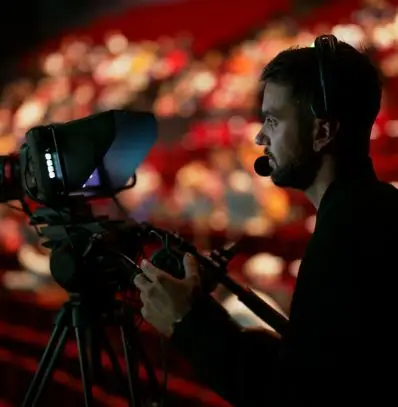 Cadreur en train de filmer une production audiovisuelle en direct