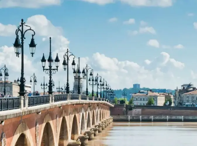 Pont de Pierre à Bordeaux, illustrant les projets de G-Communication avec la villee