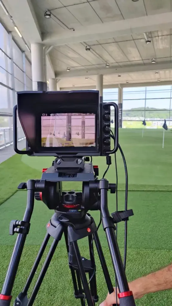 Caméra prête pour le tournage à l'intérieur de l'UCPA Sport Station