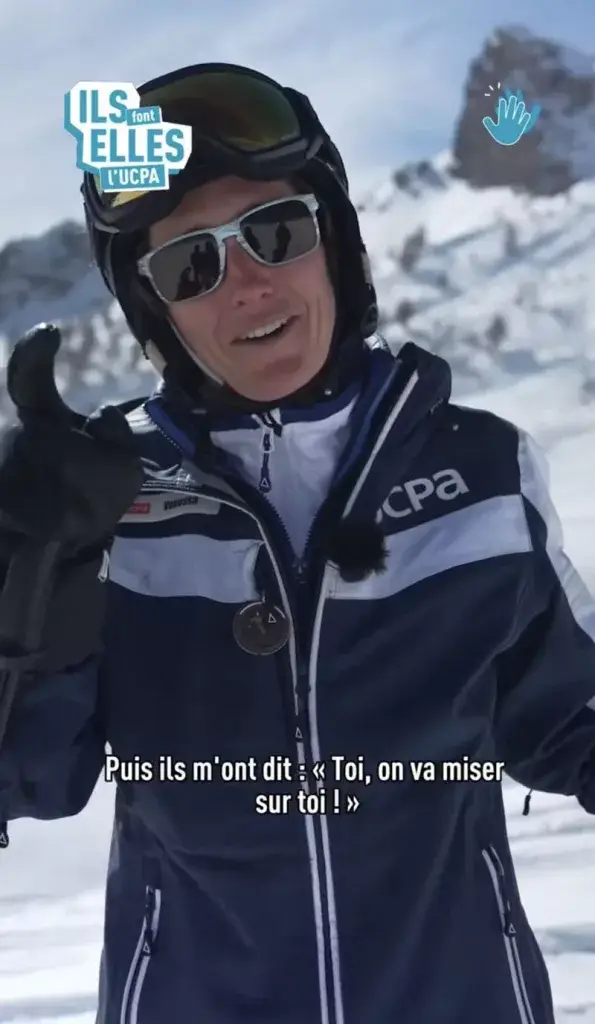 Moniteur de ski UCPA en pleine action