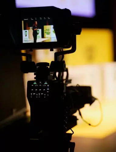 Caméra haute résolution utilisée lors d'un tournage en livestreaming